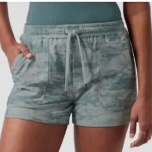 NWT Athleta Farallon Short - XL Grey-Green Tye Die